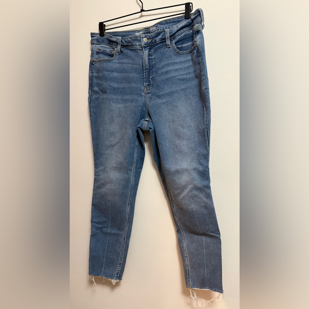 Old Navy - Women's High Rise Skinny Jeans in Medium Blue‎ with Distressed Edge - Picture 4 of 5